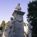 Il complesso funerario di Francesco Saverio Abbrescia, composto da quattro figure femminili posizionate intorno a un piedistallo sul quale � collocato il busto del defunto